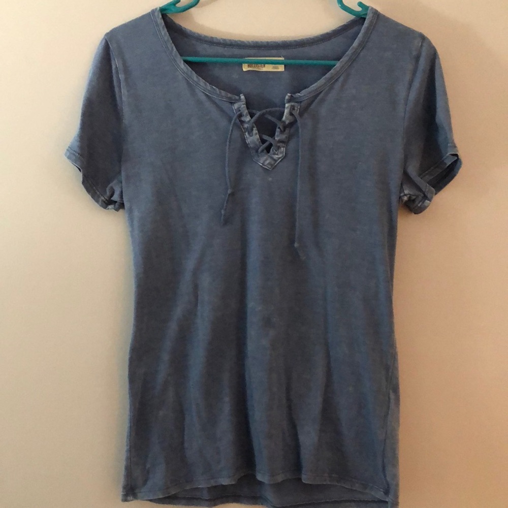 Women’s Hollister cross t-shirt